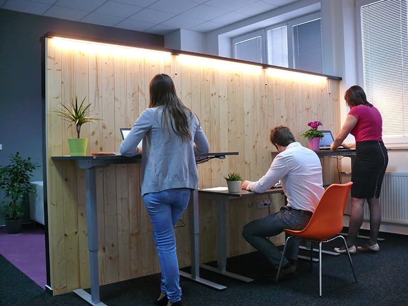 Práce ve stoje i v sedě - coworking centrum Havlíčkův Brod